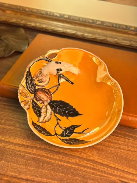 Foto de um(a) Travessa Noritake Morimura Lusterware Pintada À Mão Com Pássaro, Japão, Déc. 1920/30, da categoria de Travessas e tigelas. Uma Noritake japonesa cheia de detalhes, produzida provavelmente entre as décadas de 1920 e 1930. A decoração combina fundo... Mostrado de uma perspectiva diferente. Vendido no marketplace Trésors.
