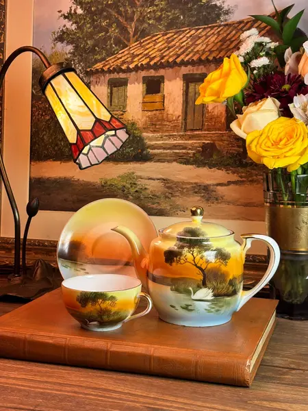 Foto de um(a) Conjunto De Chá Noritake Quase Centenário, Pintado À Mão Com Ouro 24k, Japão, C. 1930, da categoria de Bules. Um conjunto Noritake japonês de aproximadamente 1930, com uma das decorações mais encantadoras da marca: a paisagem... Mostrado de uma perspectiva diferente. Vendido no marketplace Trésors.