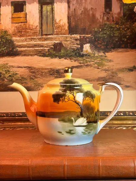 Foto de um(a) Conjunto De Chá Noritake Quase Centenário, Pintado À Mão Com Ouro 24k, Japão, C. 1930, da categoria de Bules. Um conjunto Noritake japonês de aproximadamente 1930, com uma das decorações mais encantadoras da marca: a paisagem... Mostrado de uma perspectiva diferente. Vendido no marketplace Trésors.