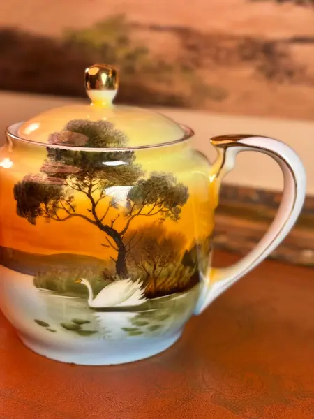 Foto de um(a) Conjunto De Chá Noritake Quase Centenário, Pintado À Mão Com Ouro 24k, Japão, C. 1930, da categoria de Bules. Um conjunto Noritake japonês de aproximadamente 1930, com uma das decorações mais encantadoras da marca: a paisagem... Mostrado de uma perspectiva diferente. Vendido no marketplace Trésors.