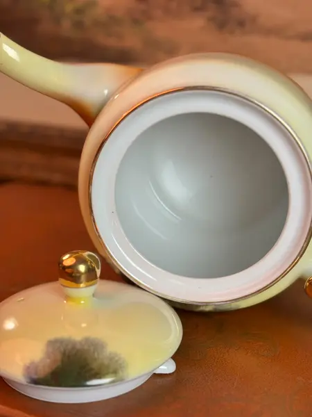 Foto de um(a) Conjunto De Chá Noritake Quase Centenário, Pintado À Mão Com Ouro 24k, Japão, C. 1930, da categoria de Bules. Um conjunto Noritake japonês de aproximadamente 1930, com uma das decorações mais encantadoras da marca: a paisagem... Mostrado de uma perspectiva diferente. Vendido no marketplace Trésors.