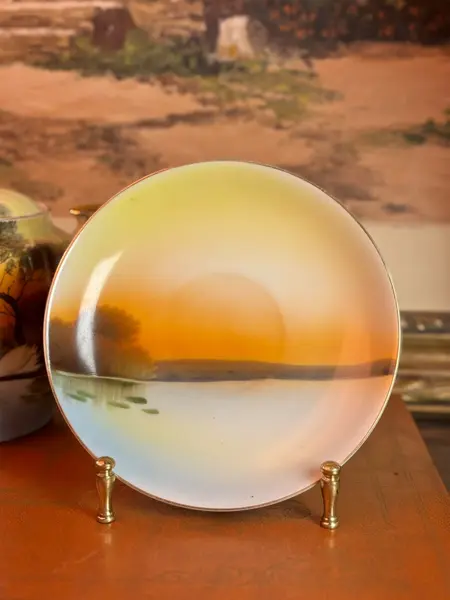 Foto de um(a) Conjunto De Chá Noritake Quase Centenário, Pintado À Mão Com Ouro 24k, Japão, C. 1930, da categoria de Bules. Um conjunto Noritake japonês de aproximadamente 1930, com uma das decorações mais encantadoras da marca: a paisagem... Mostrado de uma perspectiva diferente. Vendido no marketplace Trésors.