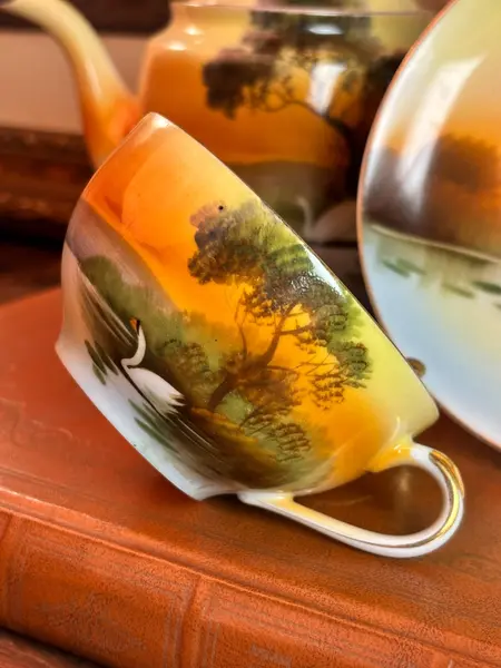 Foto de um(a) Conjunto De Chá Noritake Quase Centenário, Pintado À Mão Com Ouro 24k, Japão, C. 1930, da categoria de Bules. Um conjunto Noritake japonês de aproximadamente 1930, com uma das decorações mais encantadoras da marca: a paisagem... Mostrado de uma perspectiva diferente. Vendido no marketplace Trésors.