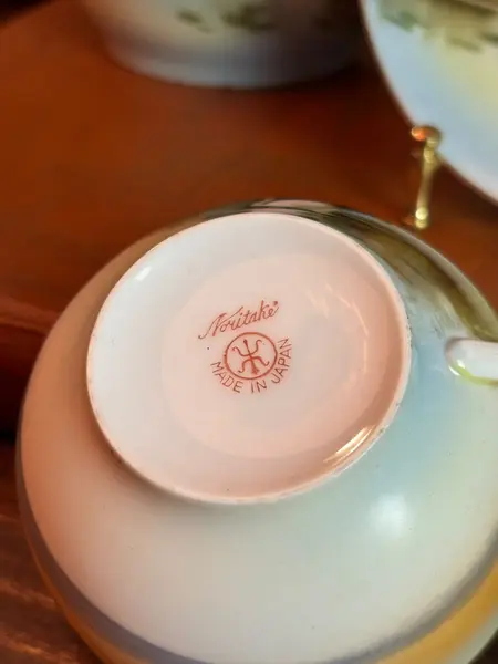 Foto de um(a) Conjunto De Chá Noritake Quase Centenário, Pintado À Mão Com Ouro 24k, Japão, C. 1930, da categoria de Bules. Um conjunto Noritake japonês de aproximadamente 1930, com uma das decorações mais encantadoras da marca: a paisagem... Mostrado de uma perspectiva diferente. Vendido no marketplace Trésors.