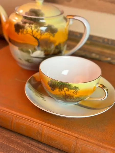 Foto de um(a) Conjunto De Chá Noritake Quase Centenário, Pintado À Mão Com Ouro 24k, Japão, C. 1930, da categoria de Bules. Um conjunto Noritake japonês de aproximadamente 1930, com uma das decorações mais encantadoras da marca: a paisagem... Mostrado de uma perspectiva diferente. Vendido no marketplace Trésors.