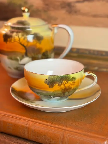 Foto de um(a) Conjunto De Chá Noritake Quase Centenário, Pintado À Mão Com Ouro 24k, Japão, C. 1930, da categoria de Bules. Um conjunto Noritake japonês de aproximadamente 1930, com uma das decorações mais encantadoras da marca: a paisagem... Mostrado de uma perspectiva diferente. Vendido no marketplace Trésors.