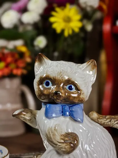 Foto de um(a) Bule De Gato Siamês Em Cerâmica | Vintage Colecionável, da categoria de Bules. Um bule daqueles que mudam completamente o clima de uma composição. Em formato de gato siamês sentado, ele tem expressão... Mostrado de uma perspectiva diferente. Vendido no marketplace Trésors.