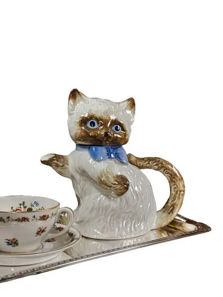 Foto de um(a) Bule De Gato Siamês Em Cerâmica | Vintage Colecionável, da categoria de Bules. Um bule daqueles que mudam completamente o clima de uma composição. Em formato de gato siamês sentado, ele tem expressão... Vendido no marketplace Trésors.