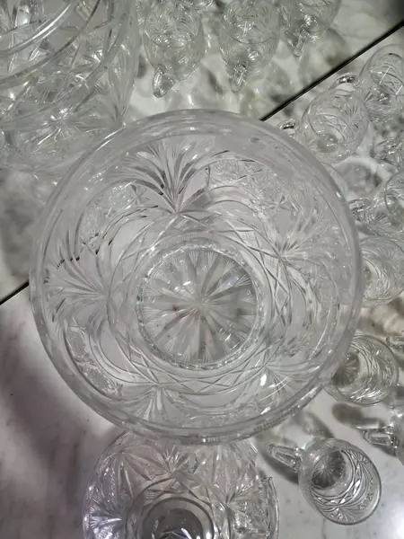 Foto de um(a) Poncheira em cristal lapidado com 12 canecos, da categoria de Outros utensílios para servir. Poncheira em cristal ricamente lapidado com 12 canecos. Peças em perfeito estado. Não possui concha. Mede:A (sem tampa)... Mostrado de uma perspectiva diferente. Vendido no marketplace Trésors.