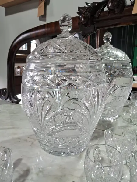Foto de um(a) Poncheira em cristal lapidado com 12 canecos, da categoria de Outros utensílios para servir. Poncheira em cristal ricamente lapidado com 12 canecos. Peças em perfeito estado. Não possui concha. Mede:A (sem tampa)... Mostrado de uma perspectiva diferente. Vendido no marketplace Trésors.