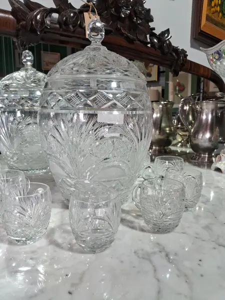 Foto de um(a) Poncheira em cristal lapidado com 12 canecos, da categoria de Outros utensílios para servir. Poncheira em cristal ricamente lapidado com 12 canecos. Peças em perfeito estado. Não possui concha. Mede:A (sem tampa)... Mostrado de uma perspectiva diferente. Vendido no marketplace Trésors.