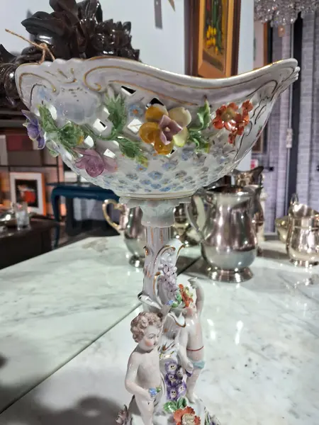 Foto de um(a) Centro de mesa ou fruteira porcelana alemã Dresden (1890-1920), da categoria de Centro de mesa. Espetacular centro de mesa (fruteira pedestal) em legítima porcelana alemã de Dresden, ricamente policromada e com detalhes... Mostrado de uma perspectiva diferente. Vendido no marketplace Trésors.