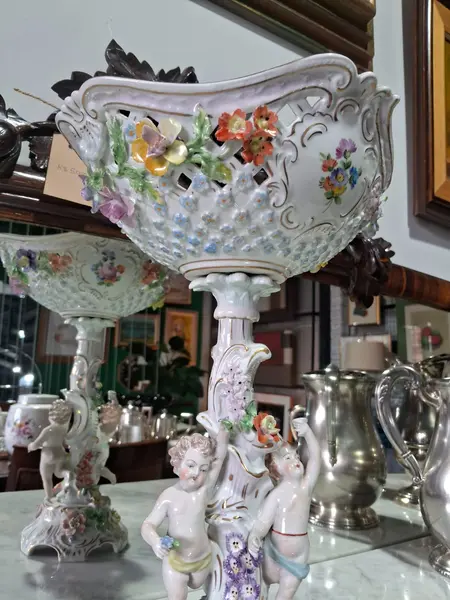 Foto de um(a) Centro de mesa ou fruteira porcelana alemã Dresden (1890-1920), da categoria de Centro de mesa. Espetacular centro de mesa (fruteira pedestal) em legítima porcelana alemã de Dresden, ricamente policromada e com detalhes... Mostrado de uma perspectiva diferente. Vendido no marketplace Trésors.