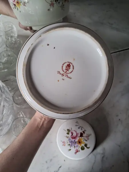 Foto de um(a) Potiche porcelana inglesa Royal Crown Derby, da categoria de Garrafas, potes e jarros. Potiche em porcelana inglesa da renomada Royal Crown Derby, com o clássico padrão floral Derby Posies, introduzido em meados... Mostrado de uma perspectiva diferente. Vendido no marketplace Trésors.