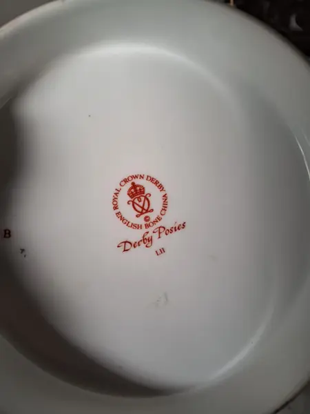 Foto de um(a) Potiche porcelana inglesa Royal Crown Derby, da categoria de Garrafas, potes e jarros. Potiche em porcelana inglesa da renomada Royal Crown Derby, com o clássico padrão floral Derby Posies, introduzido em meados... Mostrado de uma perspectiva diferente. Vendido no marketplace Trésors.