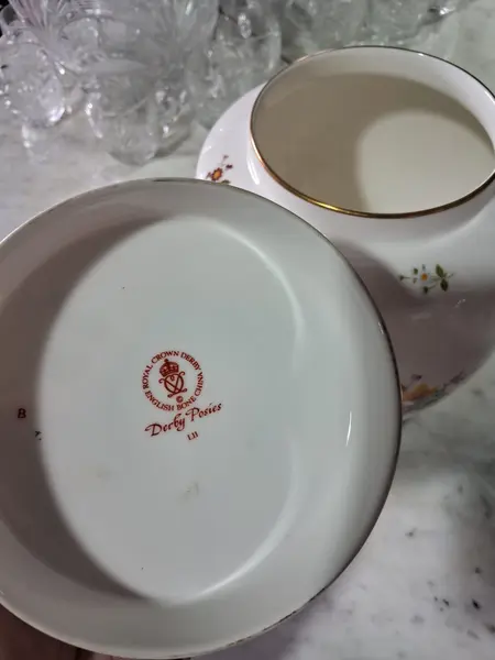 Foto de um(a) Potiche porcelana inglesa Royal Crown Derby, da categoria de Garrafas, potes e jarros. Potiche em porcelana inglesa da renomada Royal Crown Derby, com o clássico padrão floral Derby Posies, introduzido em meados... Mostrado de uma perspectiva diferente. Vendido no marketplace Trésors.