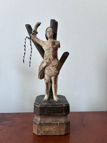 Foto de um(a) São Sebastião, da categoria de Objetos religiosos e espirituais. São Sebastião, século XIX, 24 cm, madeira policromada. Mostrado de uma perspectiva diferente. Vendido no marketplace Trésors.
