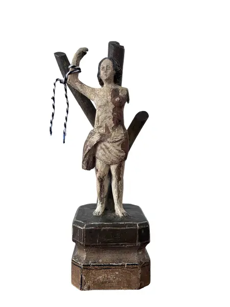 Foto de um(a) São Sebastião, da categoria de Objetos religiosos e espirituais. São Sebastião, século XIX, 24 cm, madeira policromada. Vendido no marketplace Trésors.