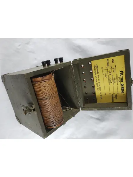 Foto de um(a) Militaria - Filtro de Rede Militar - Para Comunicações Via Rádio, da categoria de Outras militarias. Militaria - Filtro de Rede Militar - Para Comunicações Via Rádio - Feito de madeira - 19x21x26cm - marcações: SR e 50A - Com... Mostrado de uma perspectiva diferente. Vendido no marketplace Trésors.