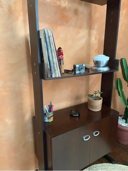 Foto de um(a) Estante modular 1980, da categoria de Estantes e Racks. 80’s | Estante modular fabricada em 1980 - essa peça contém duas colunas, um armário com prateleira interna e dois nichos,... Mostrado de uma perspectiva diferente. Vendido no marketplace Trésors.