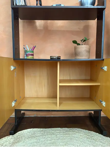 Foto de um(a) Estante modular 1980, da categoria de Estantes e Racks. 80’s | Estante modular fabricada em 1980 - essa peça contém duas colunas, um armário com prateleira interna e dois nichos,... Mostrado de uma perspectiva diferente. Vendido no marketplace Trésors.
