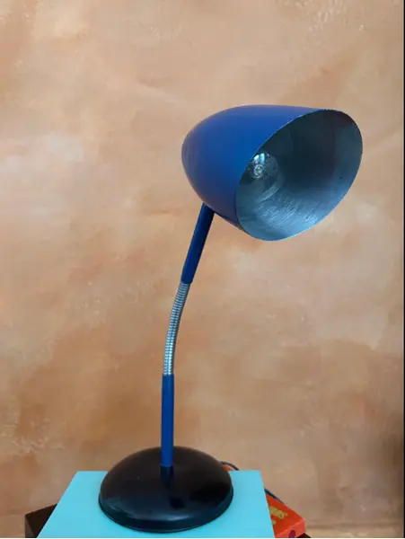 Foto de um(a) Luminária de mesa 50’s, da categoria de Iluminação de mesa e chão. 50’s | luminária de mesa em metal | Essa belezura tem base pintada em preto, haste cromada articulável e cúpula pintada em... Mostrado de uma perspectiva diferente. Vendido no marketplace Trésors.