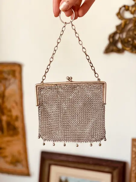 Foto de um(a) Bolsa Malha Prata Portuguesa, da categoria de Arte têxtil. Bolsa de toalete portuguesa em prata contrastada, década de 1920. Corpo em malha de prata artesanal, com delicados pingentes... Mostrado de uma perspectiva diferente. Vendido no marketplace Trésors.