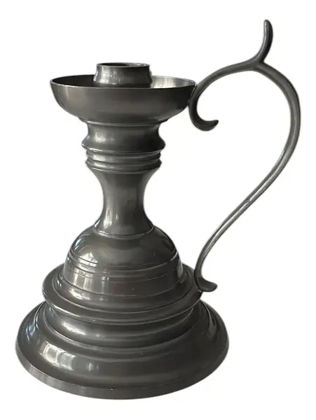 Foto de um(a) Antigo Grande Castiçal Palmatória Em Estanho Rústico, da categoria de Castiçais. Marca John Somers. Antiga e grande palmatória/castiçal em estanho trabalhado. Peça decorativa e especial! Medidas 21x20cm. Vendido no marketplace Trésors.