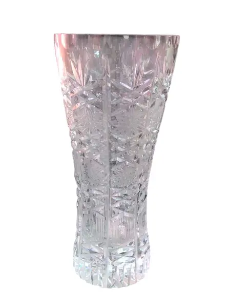 Foto de um(a) Vaso de cristal com lapidação manual, da categoria de Vasos. Fino vaso em cristal com farta lapidação manual. Medidas 21A X 9D. Em bom estado, apresenta imperceptíveis bicados na base. Vendido no marketplace Trésors.