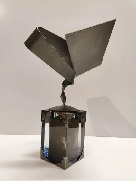 Foto de um(a) Escultura Orgânica Ferro e Vidro, Anos 2000, da categoria de Escultura. Escultura orgânica com suas formas curvas fluidas em ferro com acabamento em pátina bronze. Sobre pedestal em vidro... Mostrado de uma perspectiva diferente. Vendido no marketplace Trésors.