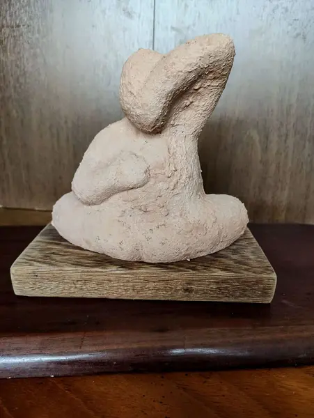 Foto de um(a) Escultura Mulher Grávida Cerâmica e Terracota, da categoria de Escultura. Ecultura em cerâmica com pátina terracota e base em madeira de demolição peça única pelo designer marcelus ribas A: 15,5 cm... Mostrado de uma perspectiva diferente. Vendido no marketplace Trésors.