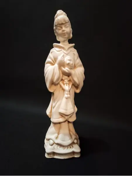 Foto de um(a) Escultura Japonesa Cerâmica 80'S, da categoria de Modelos e estatuetas. Escultura japonesa em cerâmica, década de 1980 A: 24 cm L: 7 cm P: 7 cm peso: 250 g. Mostrado de uma perspectiva diferente. Vendido no marketplace Trésors.