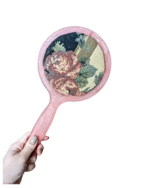 Foto de um(a) Espelho Gobelin Anos 90, da categoria de Espelhos. Espelho de mão em acrílico fosco na cor rosa com estampa em tecido gobelin francês, década de 1990 peça única pelo designer... Vendido no marketplace Trésors.