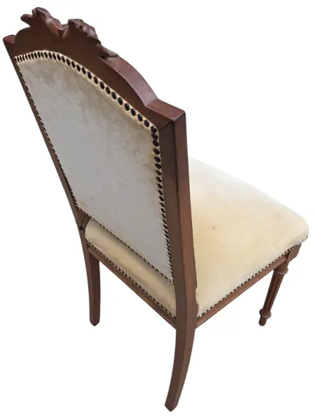 Foto de um(a) Cadeira Antiga Luís XVI em Madeira Nobre Entalhada, da categoria de Outras cadeiras. Elegante cadeira de época clássico francês (Luís XVI), confeccionada em madeira nobre de alta densidade com ricos detalhes... Mostrado de uma perspectiva diferente. Vendido no marketplace Trésors.
