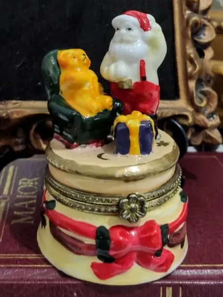 Foto de um(a) Porta Jóias Natalino 90'S, da categoria de Porta-Jóias. Porta jóias natalino em porcelana policromada e fecho de latão, década de 1990 A: 9,5 cm A do porta jóia: 4,5 cm Diâmetro: 6... Mostrado de uma perspectiva diferente. Vendido no marketplace Trésors.