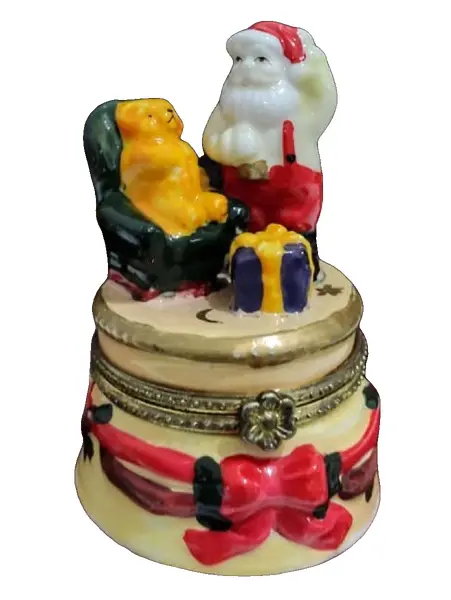 Foto de um(a) Porta Jóias Natalino 90'S, da categoria de Porta-Jóias. Porta jóias natalino em porcelana policromada e fecho de latão, década de 1990 A: 9,5 cm A do porta jóia: 4,5 cm Diâmetro: 6... Vendido no marketplace Trésors.