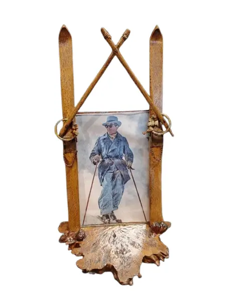 Foto de um(a) Porta Retrato Canadense, Anos 1940, da categoria de Porta retratos. Porta retrato canadense dos anos 1940: em madeira com esquis usado como moldura, base em madeira fatiada. A: 22 cm L: 10,5... Vendido no marketplace Trésors.