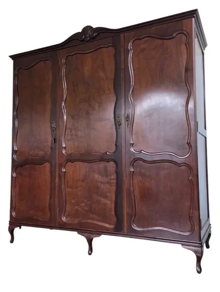 Foto de um(a) Guarda Roupa 3 Portas Chippandale em Imbuia, da categoria de Armários e Guarda Roupas. Mostrado de uma perspectiva diferente. Vendido no marketplace Trésors.