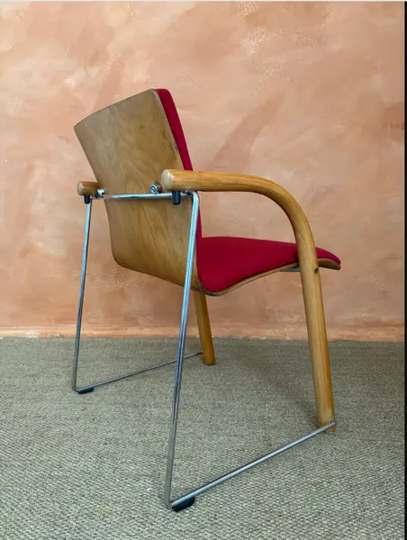 Foto de um(a) Cadeira Thonet S320, da categoria de Cadeiras, bancos e banquetas. Com o selo original da Thonet, a S320 é um modelo criado nos anos 1980 pelos designers Wulf Schneider & Ulrich Böhme.... Mostrado de uma perspectiva diferente. Vendido no marketplace Trésors.