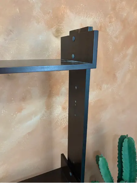 Foto de um(a) Estante modular 1980, da categoria de Estantes e Racks. 80’s | Estante modular fabricada em 1980 - essa peça contém duas colunas, um armário com prateleira interna e dois nichos,... Mostrado de uma perspectiva diferente. Vendido no marketplace Trésors.