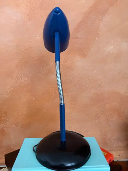 Foto de um(a) Luminária de mesa 50’s, da categoria de Iluminação de mesa e chão. 50’s | luminária de mesa em metal | Essa belezura tem base pintada em preto, haste cromada articulável e cúpula pintada em... Mostrado de uma perspectiva diferente. Vendido no marketplace Trésors.