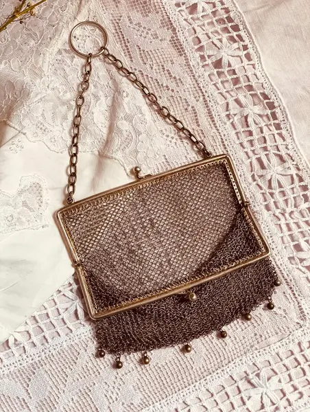 Foto de um(a) Bolsa Malha Prata Portuguesa, da categoria de Arte têxtil. Bolsa de toalete portuguesa em prata contrastada, década de 1920. Corpo em malha de prata artesanal, com delicados pingentes... Mostrado de uma perspectiva diferente. Vendido no marketplace Trésors.