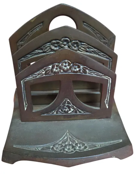 Foto de um(a) Porta Cartas Centenário, da categoria de Suportes decorativos. Celebrando um século de tradição, este porta cartas é fabricado em metal nobre com acabamento em bronze envelhecido.... Mostrado de uma perspectiva diferente. Vendido no marketplace Trésors.