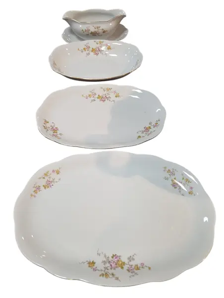 Foto de um(a) Raridade: Aparelho de Jantar Porcelana Renner (Porto Alegre) – 42 Peças – Floral com Filetes a Ouro, da categoria de Conjuntos de servir. Composição Completa (42 Peças): 12 Pratos Rasos 12 Pratos Fundos 12 Pratos de Sobremesa 01 Sopeira Grande com Tampa 03... Mostrado de uma perspectiva diferente. Vendido no marketplace Trésors.