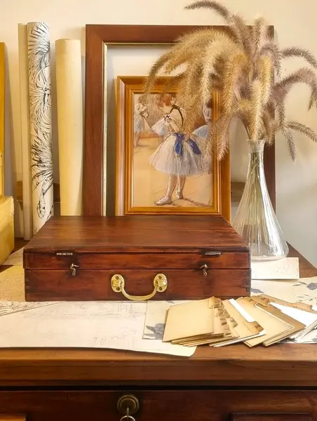 Foto de um(a) Maleta de pintura em madeira nobre inicio do sec XX, da categoria de Malas. Antiga maleta de pintura, inicio do sec XX Toda original lixada e encerada, possui marcas no tempo e desgastes na madeira,... Mostrado de uma perspectiva diferente. Vendido no marketplace Trésors.