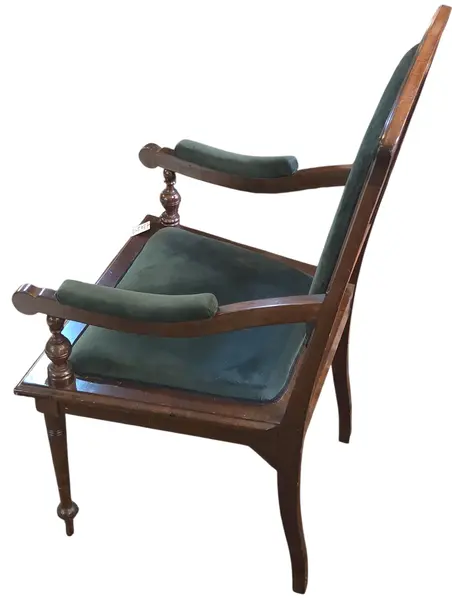 Foto de um(a) Poltrona Antiga em Imbuia Maciça - Estilo Clássico com Estofado Verde Musgo, da categoria de Outras cadeiras . A elegância da imbuia aliada ao conforto de uma peça histórica. Esta poltrona é confeccionada em imbuia maciça, madeira... Mostrado de uma perspectiva diferente. Vendido no marketplace Trésors.