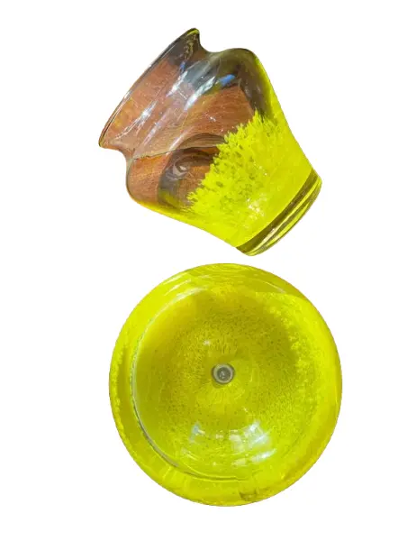 Foto de um(a) Antigo Cinzeiro Vasinho Em Murano Italiano Amarelo Art Deco, da categoria de Cinzeiros. Antiga e original duplinha artística de cinzeiro e vasinho em Murano italiano feito à mão. Decorativos para uma mesa de... Vendido no marketplace Trésors.