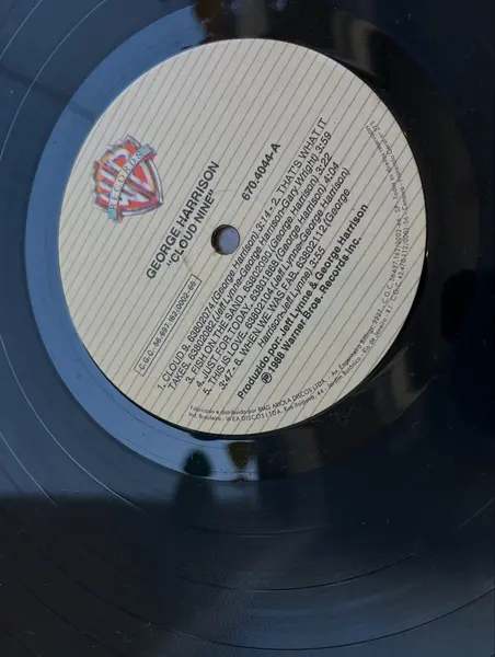 Foto de um(a) ​Disco de vinil Cloud Nine - George Harrison 1988, da categoria de LPs ou Discos de Vinil . Disco de vinil Cloud Nine, George Harrison de 1988. Sem ricos. Mostrado de uma perspectiva diferente. Vendido no marketplace Trésors.