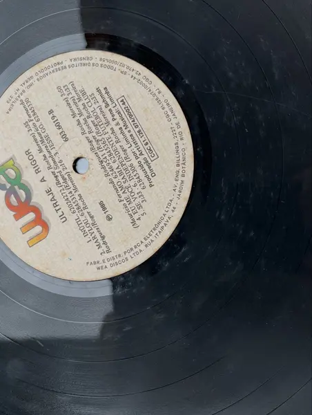 Foto de um(a) Disco de vinil Ultraje a Rigor - 1985, da categoria de LPs ou Discos de Vinil. Disco de vinil Ultraje a Rigor, de 1985. Possui um risco superficial e pontos de sujidade. Mostrado de uma perspectiva diferente. Vendido no marketplace Trésors.