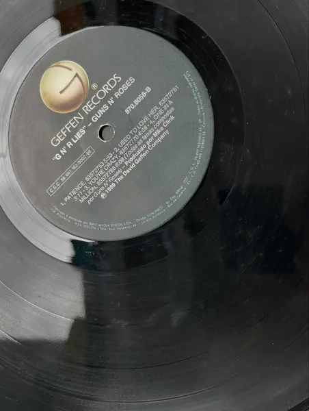 Foto de um(a) ​Disco de vinil G N’ R Lies - Guns N’ Roses - 1989, da categoria de LPs ou Discos de Vinil. Disco de vinil G N’ R Lies, Guns N’ Roses, de 1989. Possui mínimos ricos bem superficiais que não atrapalham o áudio. Capa... Mostrado de uma perspectiva diferente. Vendido no marketplace Trésors.